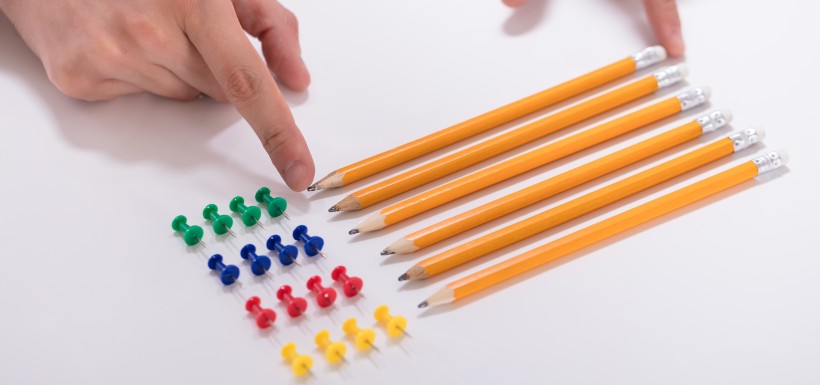 Personne atteinte de toc, qui aligne des crayons